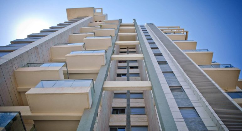 Photograph of a residential building in the Aviv Alterman project in Herzliya