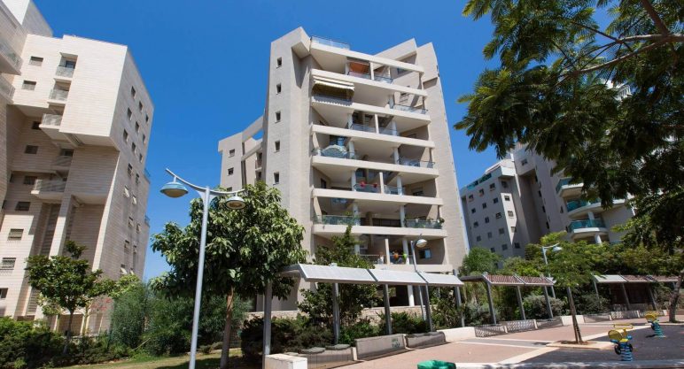 Photograph of a residential building in the Central Park project in Holon