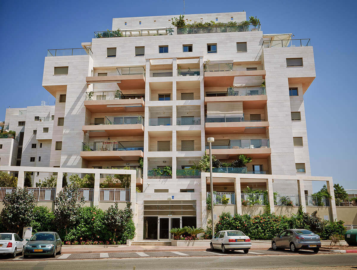 Photo of two buildings from the Aviv project in Alterman - the tower in Herzliya