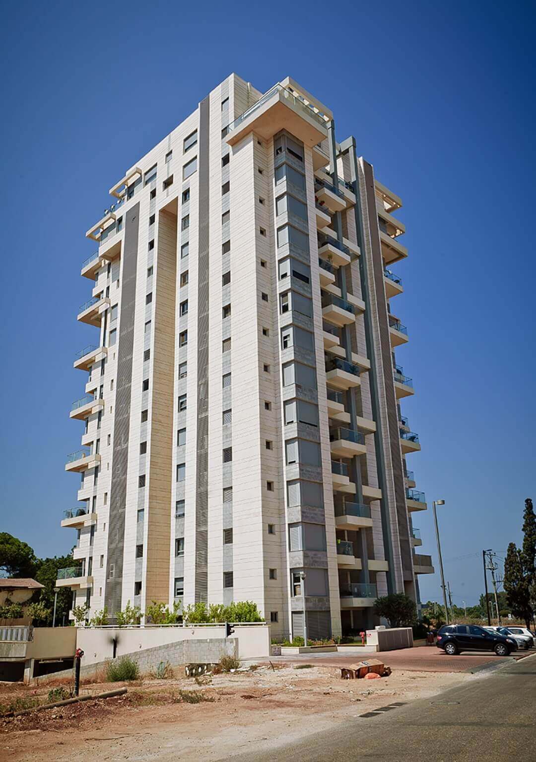 Photograph of a building from the Aviv project in Alterman - the tower in Herzliya