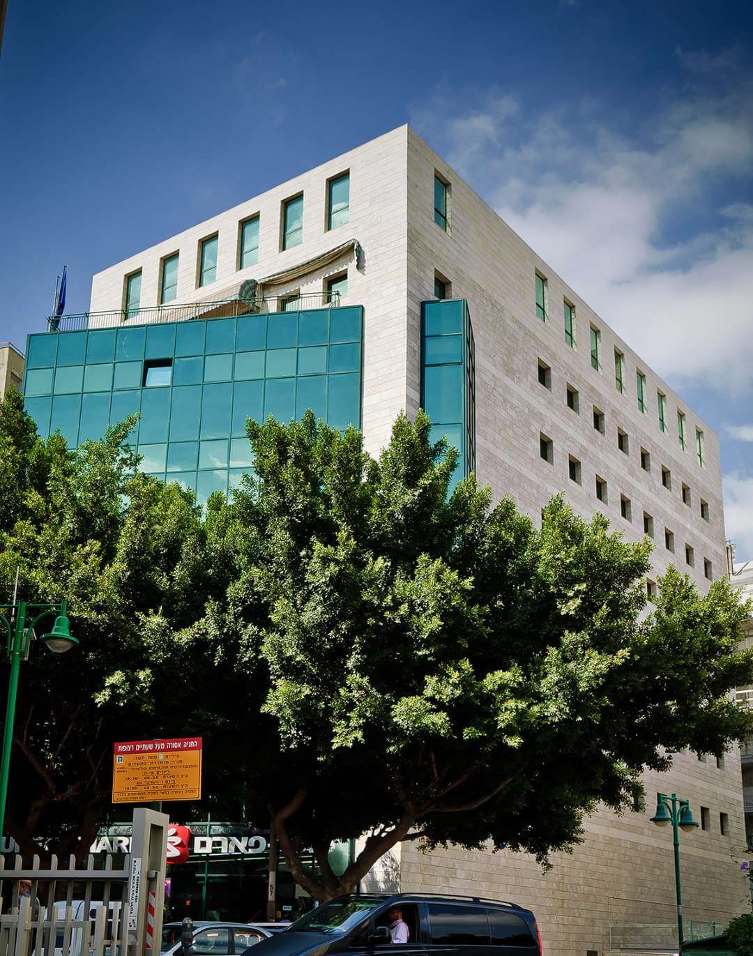 צילום של בניין משרדים בפרויקט בית אמריקה ישראל פתח תקווה