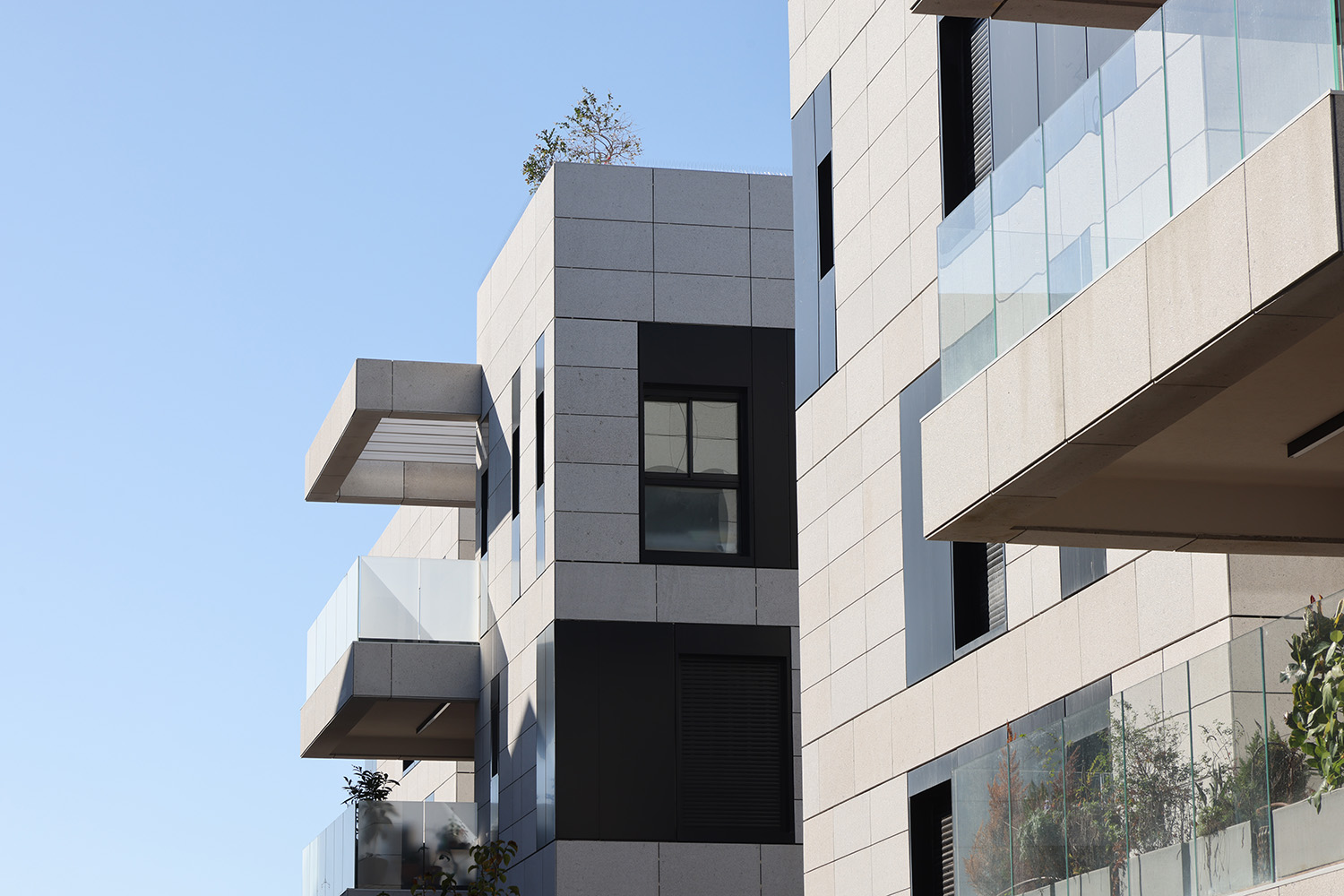 תמונה של מרפסות המבנה בפרוייקט CLE בקיסריה