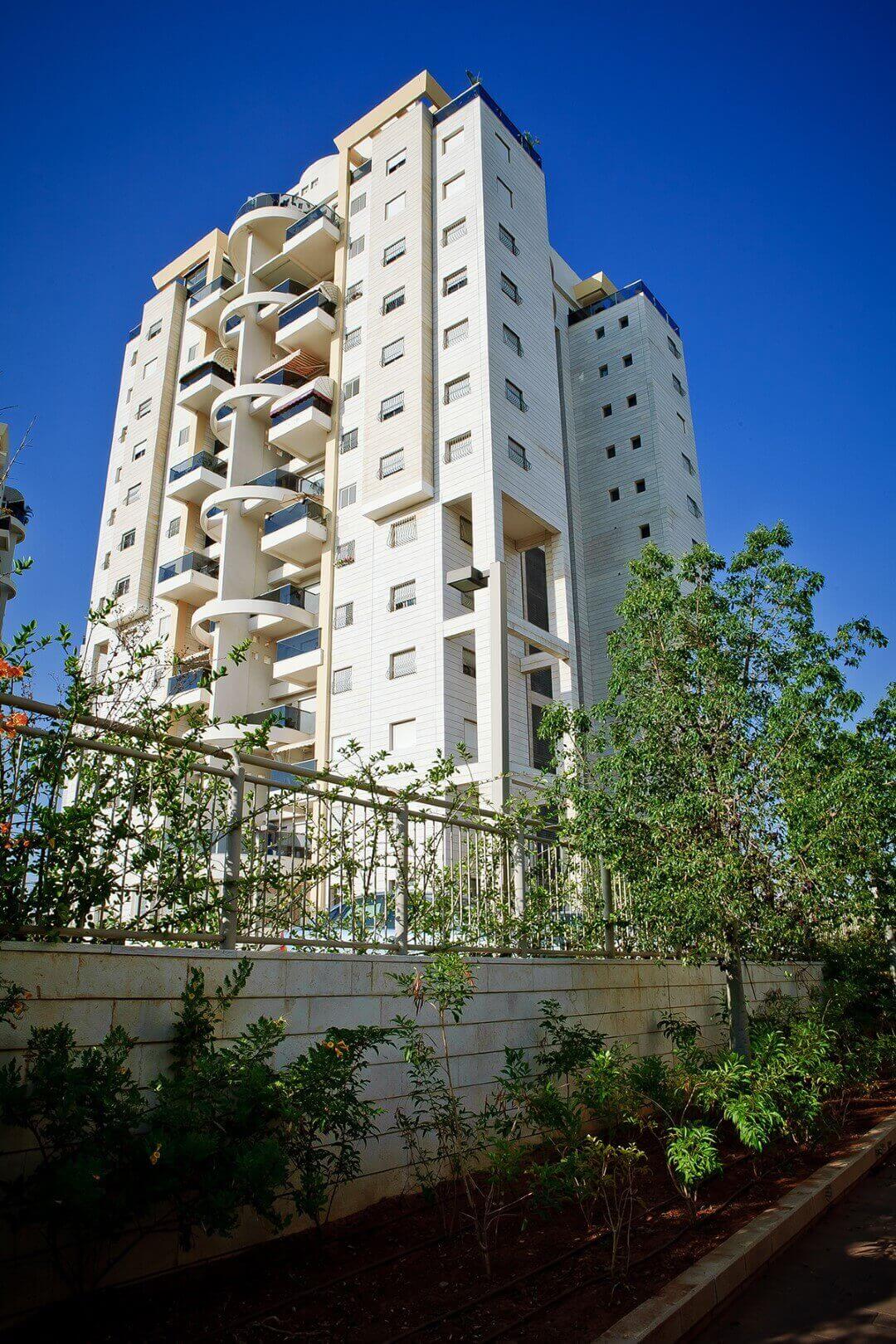 Photo of a building of the Kiryat Nobel laureate project in Rishon Lezion