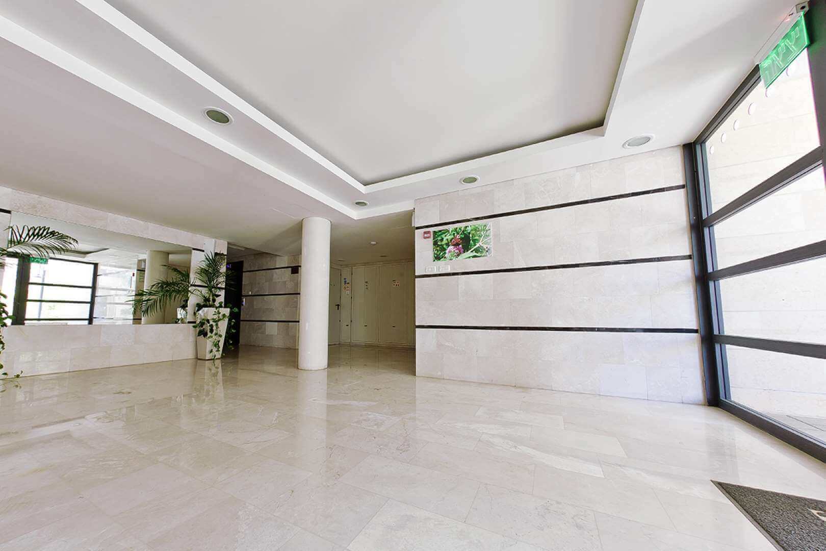 Photo of the lobby space from Medorgi ayalon project in Holon