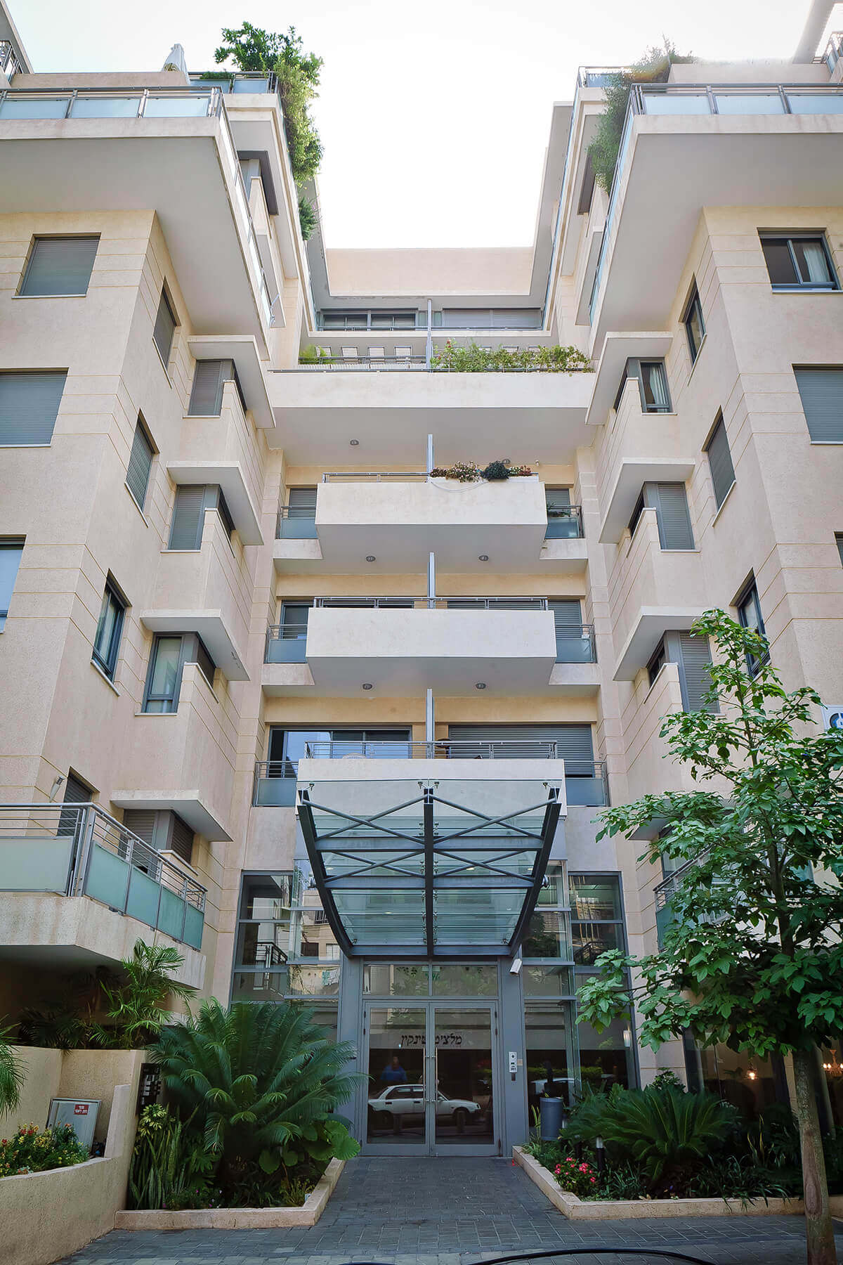 צילום חזית כניסה של בניין בפרויקט מלצ’ט שינקין בתל אביב