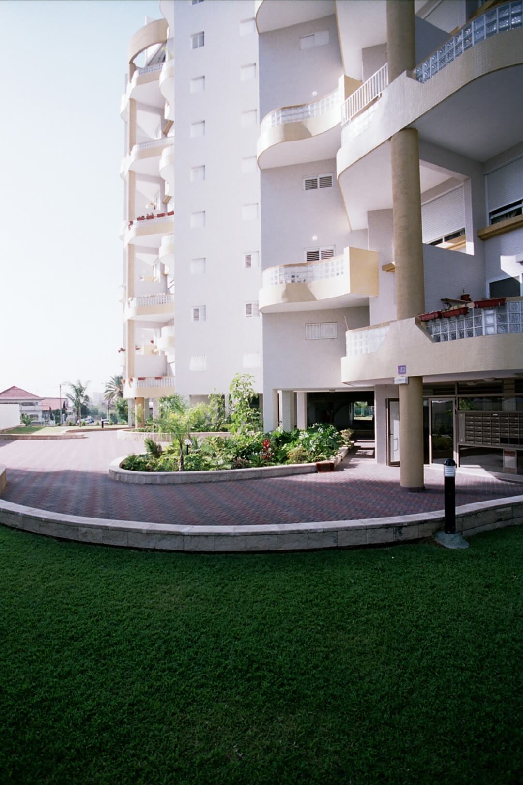 Photograph of the front entrance to the building in the Sycamore Park project in Rishon Lezion