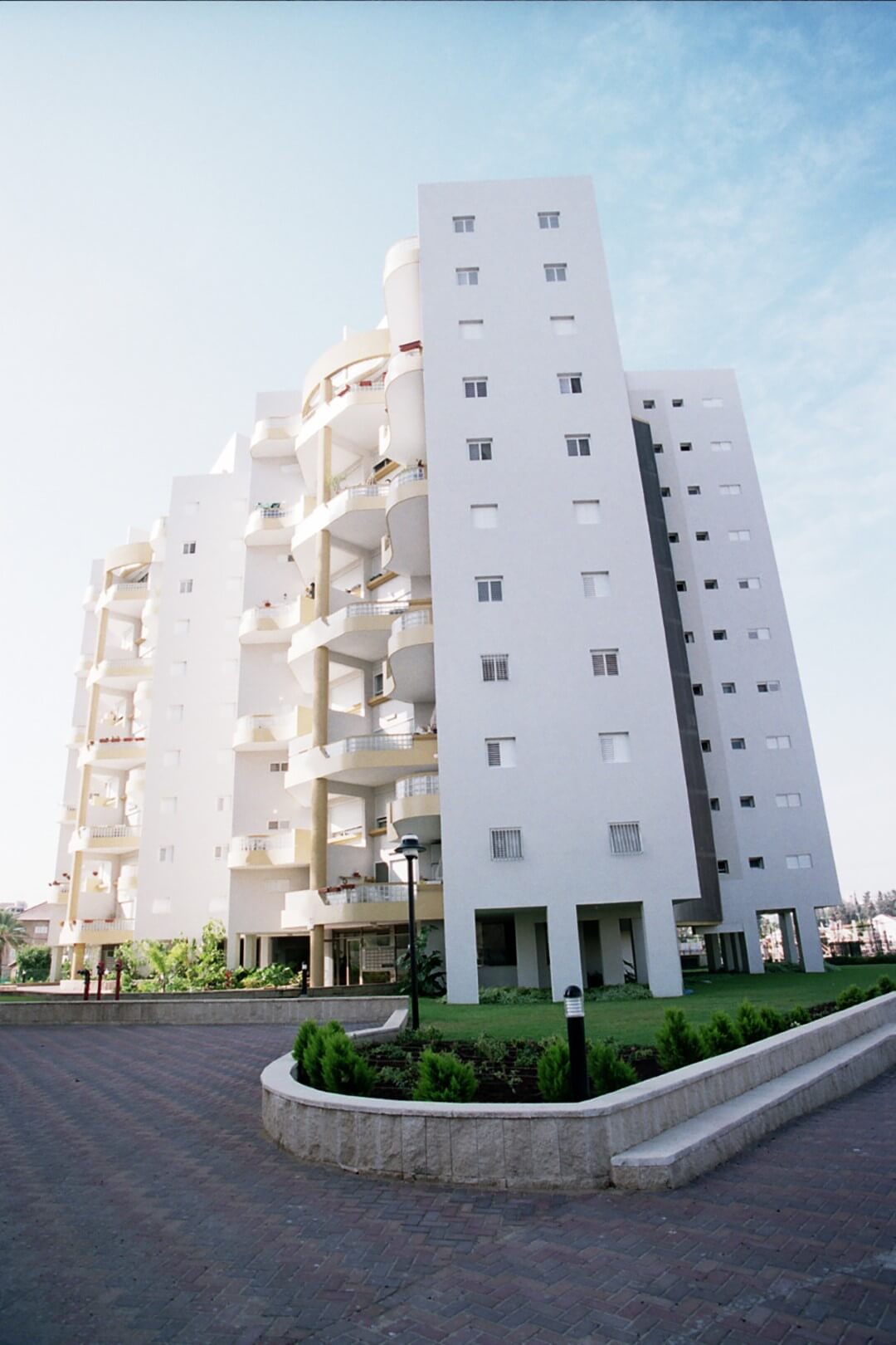 Photograph of a building from the Shikam Park project in Rishon Lezion