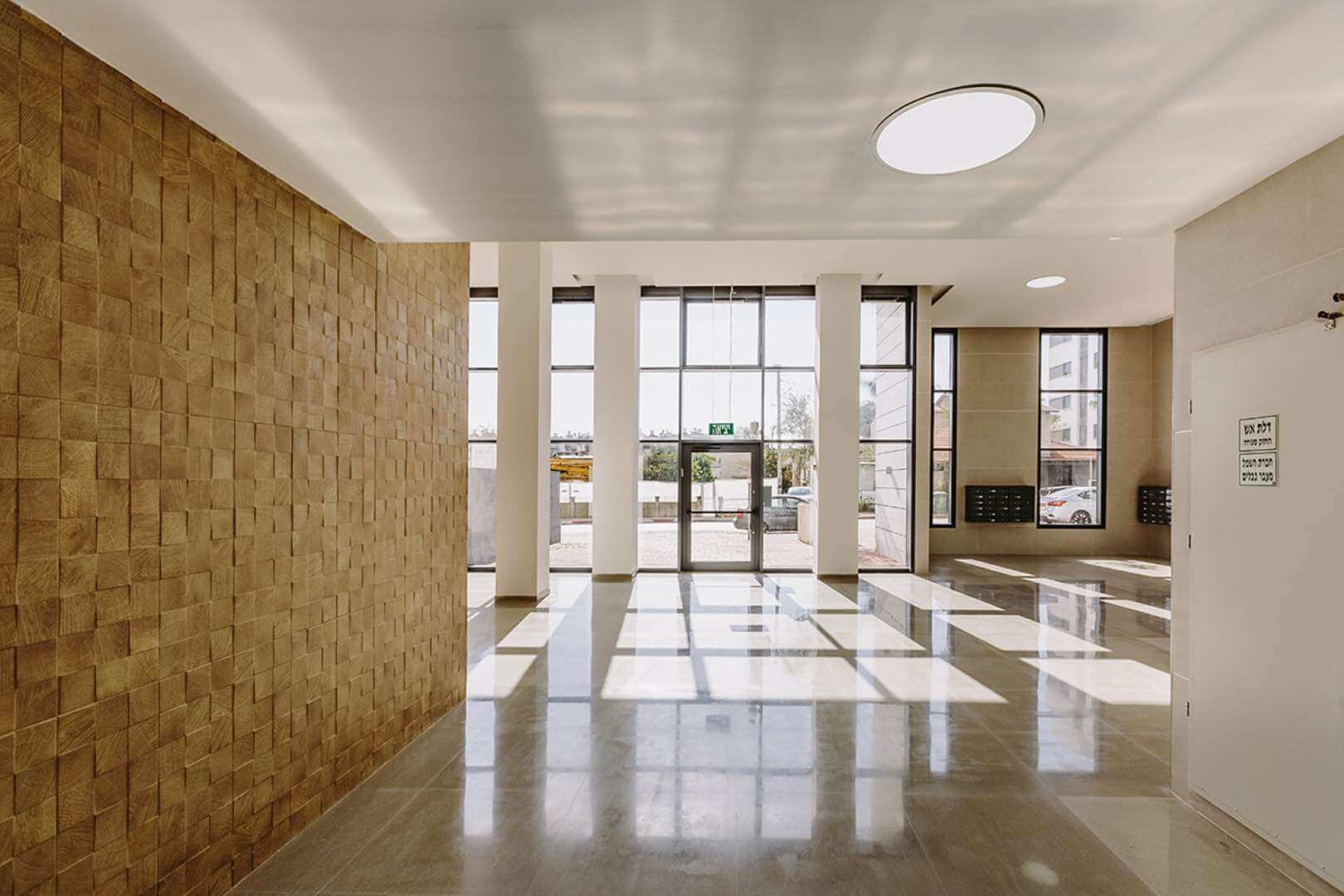 Photograph of the lobby space of a building from the UNIK ALPHA project in Ramat Gan